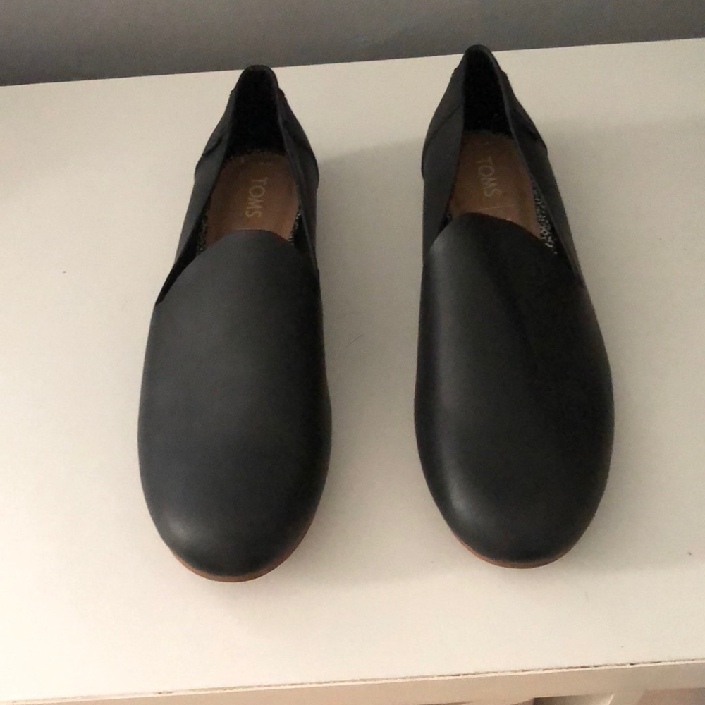 Toms black women’s shoe size 6.5